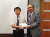 北京航空航天大學副校長鄭志明教授（左）與中大鄭振耀副校長（右）會晤